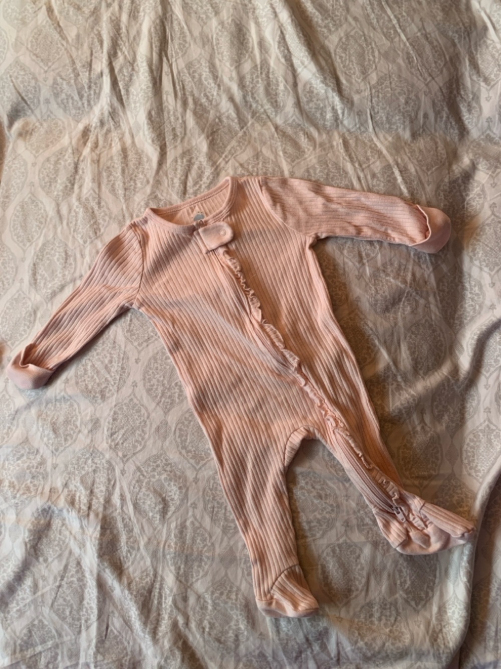 Bundle of Baby Girl 0-3 months - pants, onesie, sleepers - EUC 6 pieces - Picture 14 of 14
